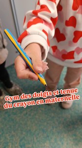 Tu te souviens de cet exercice pour faire travailler les petits doigts des enfants et la tenue du crayon ? Je le fais régulièrement en classe. Les élèves sont debouts, le crayon est posé sur le majeur et dans le creux entre le pouce et l'index. 👉🏼 Au signal sonore les enfants doivent "ouvrir fermer ouvrir fermer" leur pouce et leur index simultanément. 🤏🏼 Les élèves réalisent cet exercice parfois en marchant parfois à l'arrêt. Un bon exercice pour muscler ses doigts et revoir la tenue effica