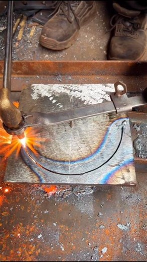 technipue of cutting circles using a torch 👍👌#welding