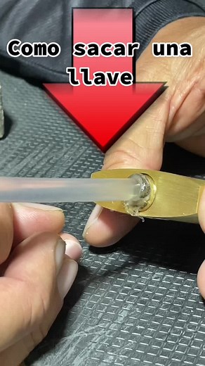 Cómo sacar una llave partida de un candado