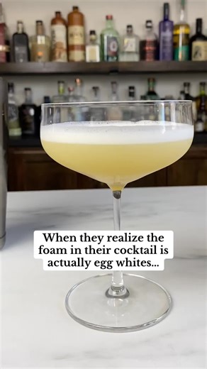 Cocktail foam: the silent egg white nobody asked about. But let’s be honest — are you in it for the taste, the texture, or just the ✨aesthetic✨? Either way, knowing how and why this works is kind of what separates a drink-maker from a real bartender. (And yeah… we talk about this stuff in our Mixology Courses. Just saying.) 👇 🥚 = love it 🚫 = nope, I’m out . . . #cocktailculture #cocktails #mixology #craftcocktails #bartender #barware #bar
