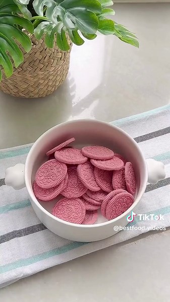 Pink Oreo Cheesecake Recipe for Pink Lovers