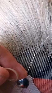 A prémium minőségű parókák hajszálait egyenként, kézzel csomózzák egy nagyon könnyű hálószerű anyaghoz. | Rose Hair Studio