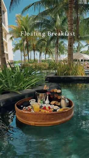 Make your morning unforgettable with a floating breakfast served right in the comfort of your private pool. For pre-arrival requests, contact our e-Butler team at ebutler.coral@trshotels.com. If you’re already at the hotel, your personal butler will be happy to assist you. Haz que tu mañana sea inolvidable con un floating breakfast servido en la comodidad de tu piscina privada. Para solicitudes antes de tu llegada, contacta a nuestro equipo de e-Butler en ebutler.coral@trshotels.com. Si ya te en