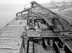 Port of Cleveland hires contractor to remove historic Hulett ore unloaders, but one crane might be reassembled in Canton