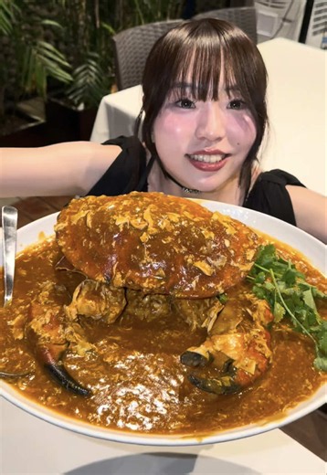 こんなの初めて食べた!!🦀 景色も店員さんも素敵でまた行きたい🩵 #シンガポール #旅行 #チリクラブ #PalmBeachSeafood #海外旅行