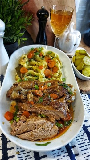 UDZIEC Z INDYKA, który ze stołu szybko znika 😄😋😋 * * * * Udziec z indyka. 1 udziec z indyka 2 dymki 2 ząbki czosnku 150 ml wina białego 2 marchewki ziele angielskie i liście laurowe 3 łyżki sosu sojowego 1 łyżeczka białego pieprzu słodka papryka, przyprawa do drobiu * * * * * #indyk #udziecindyka #pieczenie #drobiowe #drób #zdrowejedzenie #zdrowadieta #foodporn #smacznieizdrowo #zdroweprzepisy #yummy #fitprzepis #fitprzepisy #zdrowesniadanie #zdrowejedzenie #healthyfood #lubiejesc #fitobiad #
