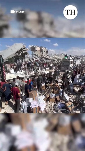 #Watch | Palestinians clambered on relief trucks in Gaza, scattering supplies as some managed to carry aid away on foot. Locals criticised the chaos and urged international agencies like UNRWA to manage distributions fairly. The disorder comes amid the first phase of the Gaza peace plan, including a ceasefire, hostage swap, and Israeli military withdrawal. | The Hindu
