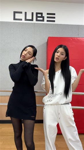 OHT | 옷 on Instagram: "OHT x LIGHTSUM fits are stealing hearts 💘 Bold looks, star power — now it’s your turn 💫💍 Let’s dance. ⸻ OHT x LIGHTSUM 착장에 반해버렸어요 💘 대담한 스타일, 반짝이는 에너지 — 이제 당신 차례예요 💫💍 함께 춤춰요!"