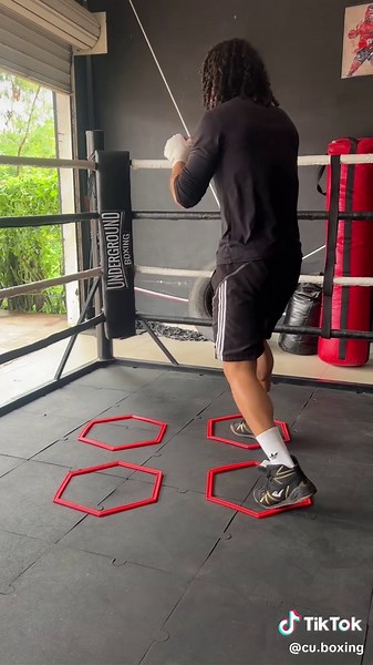 Footwork🔥 Juego de pierdas 🔃 #boxeo #footwork #boxing #box #boxingfitness #Viral #boxinglife #boxingtraining #training #hook #boxingworkout #coordinacion #Gym #recreativo #boxeoamateur #motivacion #disciplina #ejerciciosdecoordinacion #boxeocubano #cubanboxing
