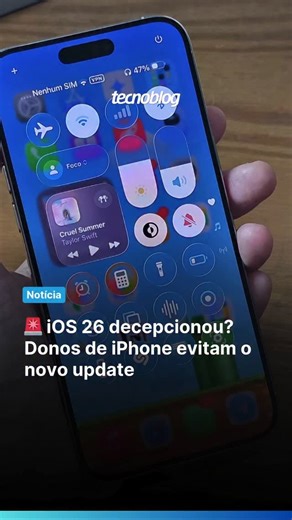 Tecnoblog on Instagram: "🚨 Donos de iPhone estão com uma resistência incomum à instalação do iOS 26, a versão mais recente do sistema da Apple. Segundo dados atuais da StatCounter, que analisa estatísticas de mercado, a taxa de adoção está bem abaixo dos padrões históricos da fabricante. 📱 Enquanto versões anteriores costumavam ultrapassar a marca de 50% de instalação nos primeiros meses, a atual ficou longe do mesmo padrão: apenas 16% dos usuários ativos possuem alguma versão do novo sistema 