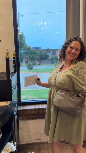 Sealed with a kiss! Sending love letters to your bride after she’s found her gown, allows her to have a sweet keepsake from the special day! #wedding #weddinggowninspo #yeahthatgreenville #bridalshop #romanticwedding #southernwedding #greenvillesc | Ava Laurenne Bride SC