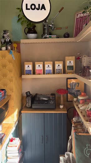 CafeLab on Instagram: "O distraído voltou. E dessa vez atrás do café de origem moído na hora. Ele não sabe, mas pode comprar no nosso site www.cafelab.pt ou na nossa loja física na Av. de Moçambique, N 14A, Oeiras. Vai lá distraído. Podes encontrar cafés de Origem e de especialidade do Brasil, Colômbia, Tanzânia, Angola e Vietnam, também não pode esquecer da nossa mistura, o Lab01. #cafelab #oeiras #cafédeespecialidade #cafedeorigem #comunidadecafelab"