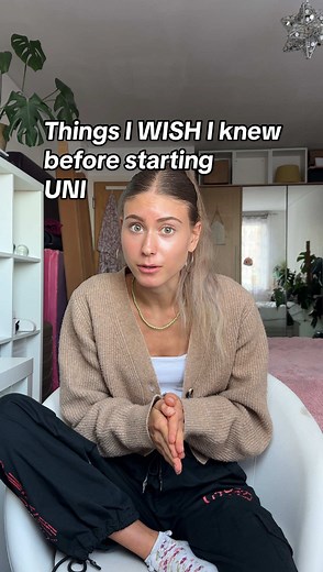 Things I wish I knew before starting uni… Freshers, this one’s for you 👇 1️⃣ Say yes to nights out (the memories > the hangovers 😂) 2️⃣ Use Unidays, Student Beans a student bank account = FREE discounts 💸 3️⃣ Add notes to slides instead of rewriting them 📚 4️⃣ Uni can feel lonely sometimes and that’s normal 💙 Balance the studying with actually living your uni life ✨ #UniTips #Freshers2025 #StudentLife #UniversityAdvice #UniHacks