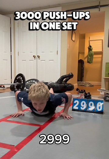 Probably a bad idea…still did it Took 2 hours 40min Watch the whole video on my YouTube at 2.5 speed #pushup #workout #calisthenics #strong #challenge
