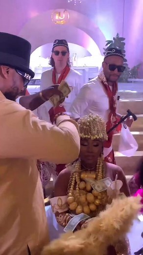 This is a Kalabari Tradition where the Bride will not smile until she is satisfied with the amount of money being sprayed. 😲💵😲!!! The Bride tried in keeping a straight face. If it were me, if I saw 1 Dollah Note 💵 I would have started smiling. 😂❤️😂. #weddingsinportharcourt #ibflora #ibecomingumoh #kalabaribrides #kalabariwedding #kalabariweddings #kalabaribride #akwaibomgroom #riversbride #riversbrides #riverswedding #riversweddings #fyp #viral #viralvideo #riversstate #riversstateweddings