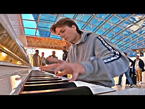 Interstellar - Piano cover (Paris, Airport)