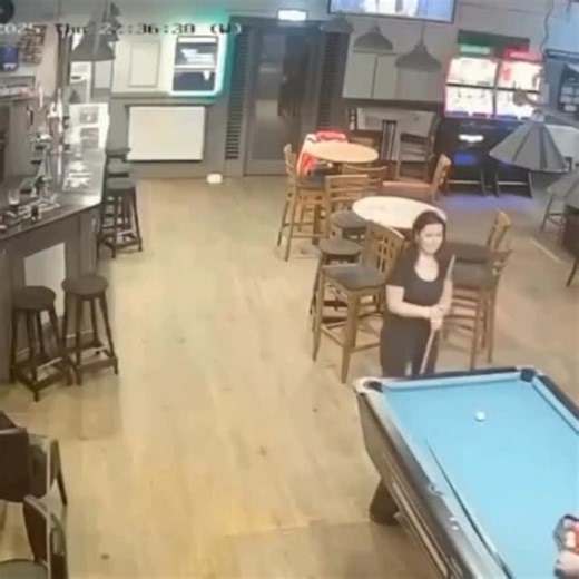 Shaxboz Uralov on Instagram: "1990년 개봉한 영화 〈나홀로 집에(Home Alone)〉는 단순한 가족 코미디를 넘어, 혼자 남겨진 한 아이의 용기와 따뜻함을 담아낸 작품입니다. 크리스마스의 화려한 장식과 밝은 음악 뒤에는, 케빈이 느끼는 외로움과 성장의 순간들이 자연스럽게 스며 있습니다. 처음엔 집에 혼자 남았다는 사실이 마치 해방된 듯 신나 보이지만, 시간이 지날수록 조용한 집 안 곳곳에서 케빈이 맞닥뜨리는 고요한 감정들이 더 깊이 다가옵니다. 빈 식탁, 적막한 밤, 멀리서만 들리는 캐럴 소리… 이런 순간들이 영화의 분위기를 더욱 따뜻하면서도 쓸쓸하게 만들죠. 하지만 이 영화가 오래 기억되는 이유는, 결국 케빈이 혼자서도 두려움을 이겨내고 집을 지켜내는 모습 때문입니다. 장난기 가득한 함정들과 소동 속에서도, 어린 아이의 순수한 용기와 가족을 향한 그리움이 자연스럽게 묻어납니다. 많은 사람들이 “왜 매년 겨울만 되면 이 영화를 다시 보게 될까?”라고 말합