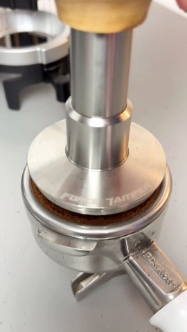 Joe ~ Homeb_arista | Satisfying puck prep 🔥 Two punch combo of the auto comb and the force tamper makes my life so much easier! Shots are ridiculously... | Instagram