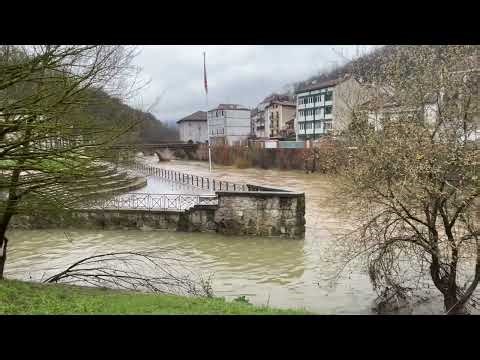 Egunon! Atzoko eurien ostean Oria eta Amezketa ibai errekak hazita. Momentuz ateri eta 10 gradu