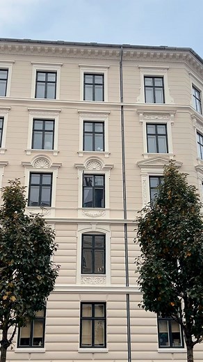 Vågn i hjertet af København, hvor du kan mærke byen før du ser den 🏩 Fra Go Hotel Saga og Go Hotel Ansgar er metro, tog, caféer, gallerier og byens små hemmeligheder lige udenfor døren. Book dit næste ophold direkte på vores hjemmeside, tjek ind og gå på opdagelse. #visitcopenhagen #rejse #CityLife #ferie #denmark | GO Hotels