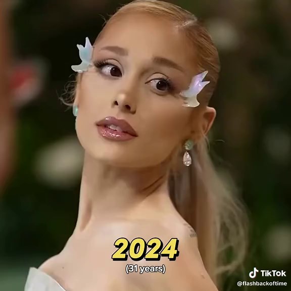 She looks like a princess 😍 #ArianaGrande #eyelashes #hairstyle #wicked #trend #girl #oz