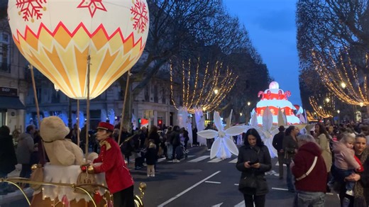 [NOËL] 🌟 En direct ! La Grande parade lumineuse va s'élancer depuis l'avenue Victor Hugo ! Avec plusieurs chars, des costumes et une ambiance baroque loufoque gourmande, la Grande parade vous entraînera jusqu'aux quais du centre-ville ! 🌟 Rejoignez-nous vite pour un moment féerique ! | Ville de Sète