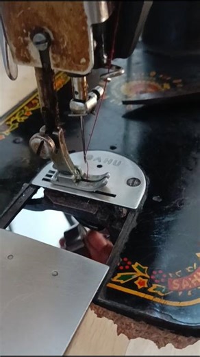 Silai Machine Mein Bobbin Lagane Ka Sahi Tarika 🧵🪡 | Sewing Machine Tutorial #shorts