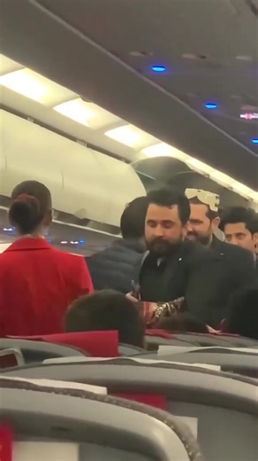 گھنٹوں انتظار کے بعد تھنڈر بوائے فلائٹ میں بیٹھ گئے ایسے عوام میں صرف غیرت مند نسلی ہی جاسکتا ہے۔ | Bacha Nadar Syeed