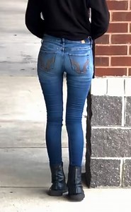 Soaking her Tight Jeans in Public #omorashi #jeanswetting #wetjeans #peedherpants #wetting