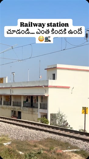 𝙑𝙞𝙨𝙝𝙣𝙪⚡ on Instagram: "🚉 Train station reach అవ్వగానే… coach నుంచి get down అయ్యి snacks కోసం వెళ్లాం 😋 కాని main problem ఏంటి అంటే 😵‍💫👇 👉 మా coach shops దగ్గర కాదు 👉 చాలా దూరంలో stop అయ్యింది 🏃‍♂️💨 Time తక్కువ… distance ఎక్కువ… కాని hunger ఎక్కువ 😂 Finally somehow 👉 samosa దొరికింది 🙏🔥 అదే మంట 👉 breakfast cum lunch 😅 Simple food… big relief 😌 తర్వాత మళ్లీ 👉 chocolate కొనడానికి get down అయ్యాం 🍫 అప్పుడే sudden గా 😳👇 👉 train move అవ్వడం start అయ్యింది! 🚆💀 Running + te