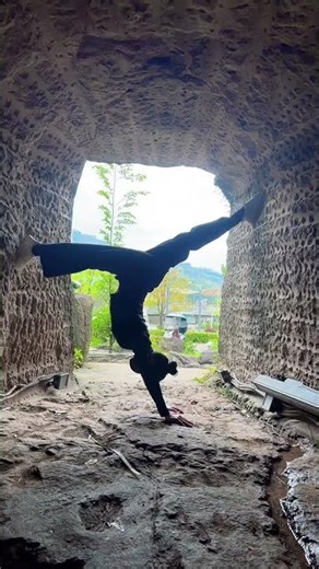 Handstand Split: Master the Inverted Art