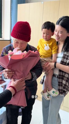 五一不凑热闹带着三个孩子回老家看望太姥姥 五一假期得第一天，没有去人山人海得地方，带着三个孩子回老家专程看望太姥姥！ #记录真实生活