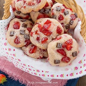 16K views · 438 reactions | BISCOTTI ALLE FRAGOLE e Cioccolato  SENZA LATTOSIO, con poco olio, morbidi e golosissimi!!! Potete farli anche con mele, mirtilli, banane, lamponi, pere e cioccolato.  https://www.chiarapassion.com/2019/05/biscotti-alle-fragole.html | Chiarapassion | Facebook