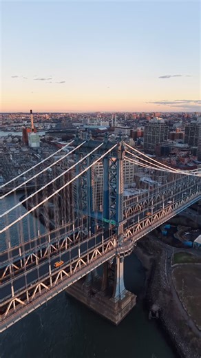 Swissdrone Chablais on Instagram: "Manhattan Bridge 🇺🇸 New York 🍎 Le Manhattan Bridge est l’un des ponts les plus célèbres de New York. Il enjambe l’East River et relie Manhattan à Brooklyn. #photography #swissdronechablais #newyorkcity #newyorkweddingphotographer"