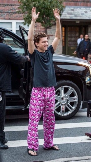 dash seven on Instagram: "Tom Holland é um dos atores mais carismáticos e queridos da sua geração. Nascido em 1º de junho de 1996, em Londres, ele começou sua carreira ainda criança, no teatro, interpretando Billy Elliot no musical Billy Elliot the Musical. Desde cedo, já mostrava talento, disciplina e uma presença de palco impressionante — daqueles que não passam despercebidos. Mas foi como Homem-Aranha (Spider-Man) no Universo Cinematográfico da Marvel que ele conquistou o mundo. Tom trouxe um
