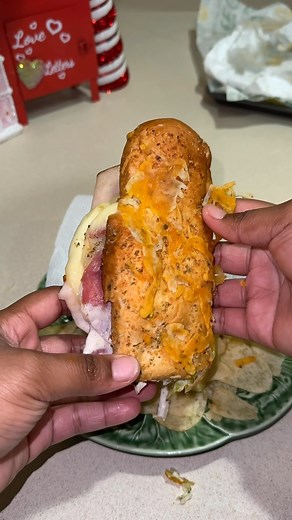 The best Grinder Sandwich 🥪 When I say it was amazing 🤩 I love me a good sloppy sandwich that’s full of flavor that makes my taste buds start dancing Grinder Sandwich recipe ⬇️ 1 tsp Salt 1 tsp Pepper 1 tsp Complete seasoning 1 tsp Red chili flake 1 cup mayo Salad supreme 2 tablespoon Red wine vinegar 2 tablespoon sub dressing Turkey Salami Pepperoni Banana peppers Red onion 1 bag of shredded iceberg lettuce Hoagie bread Mix your mayo, salt, pepper, salad supreme, vinegar, sun dressing, & red 