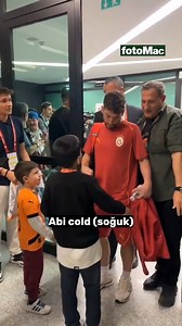 😅 Maç sonunda hırkasını isteyen minik taraftara Mertens: "Abi cold. (soğuk)" 📽️ Futbol Plus #galatasaray #ztk #mertnes | Fotomaç