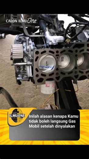 Calon Ilmuan on Instagram: "Saat mesin baru hidup, oli masih dingin dan kental. Artinya, oli belum sempat naik dan menyebar ke semua komponen penting di dalam mesin. Kalau langsung digas, bagian atas mesin seperti kepala silinder dan valvetrain bakal berputar tanpa pelumasan penuh menyebabkan gesekan, keausan, bahkan kerusakan jangka panjang. Cukup diamkan mesin selama 30-60 detik, biarkan oli bersirkulasi sempurna ke seluruh bagian. Sedikit sabar di awal bisa menyelamatkan umur mesin bertahun-t