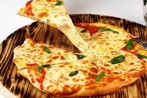 424K views · 1.5K reactions | Vă e poftă de pizza? Nu vă grăbiți să comandați, tocmai am publicat o rețetă de BLAT DE PIZZA RAPID! O pizza delicioasă de casă poate fi pregătită în mai puțin timp decât vine comanda! AICI E REȚETA: https://www.retetecalamama.ro/retete-culinare/patiserie/blat-de-pizza-rapid-reteta-video-pas-cu-pas.html | Retete cu Laura Laurentiu | Facebook