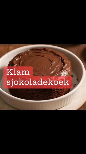 Vogtige Sjokolade Koek Resep 🍫🍰🇿🇦Kyk net hoe watertand lekker lyk hierdie koek! 😋 Hier is die resep:Bestanddele:• 1 3/4 koppies (220 g) koekmeel• 3/4 koppie (75 g) kakao poeier• 2 koppies (400 g) suiker• 1 1/2 teelepels bakpoeier• 1 1/2 teelepels koeksoda• 1 teelepel sout• 2 groot eiers (of eierlose plaasvervanger)• 1 koppie (240 ml) melk (of amandelmelk vir vegan)• 1/2 koppie (120 ml) groente olie• 2 teelepels vanilla ekstrak• 1 koppie (240 ml) kookwater of warm koffie (koffie verdiep sjok