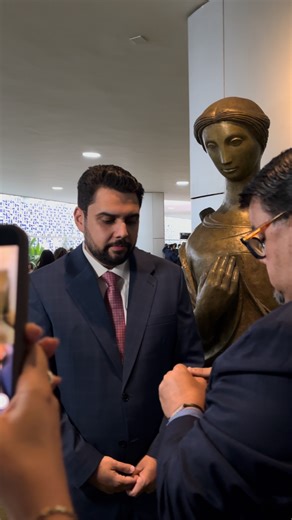 Kelson Abraao Almeida on Instagram: "Esperar em Deus é mais que uma canção ou uma declaração escrita! É um posicionamento ético, uma dedicação ímpar e uma vida em comum. Porque segundo a igreja de Atos, nada do que Ele te der é propriamente seu, senão de todos. Choramos juntos por três vezes! Mas lembro do popular cancioneiro: “quem chora no meu ombro eu juro que não vai embora…” e vc não foi! Pq nunca teve a ver com uma posição, glamour ou projeto de poder. Parafraseando Cortella… “vc serviu da