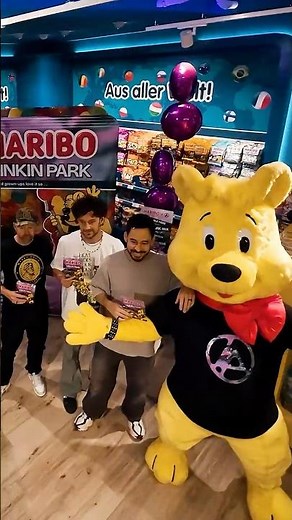 ÜBERRASCHUNG: ‪@LinkinPark‬ besuchte Anfang der Woche den HARIBO-Shop in Berlin. ⁣