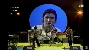 Octobre - La Maudite Machine (1973) Octobre est un groupe rock québécois formé en 1971 par quatre amis d'enfance : Pierre Flynn (paroles et musique, voix, piano, claviers), Jean Dorais (guitare), Mario Légaré (basse) et Pierre Hébert (batterie). | Je Me Souviens