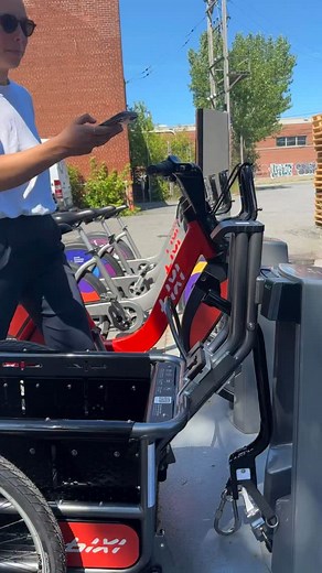 Comment utiliser la Remorque BIXI ? 👀 Voici un tutoriel pour vous guider dans votre premier trajet avec la remorque : 1. Déverrouiller la remorque (et un BIXI, si vous n’avez pas de vélo personnel) Scannez le code QR et tirez la remorque par la poignée pour la sortir du point d’ancrage. 2. Déplier le pied et préparer le bras rotatif Soulevez-le complètement. 3. Sécuriser le bras rotatif Levez la manivelle, poussez-la vers la gauche, puis rabaissez-la pour verrouiller. 4. Attacher la remorque au