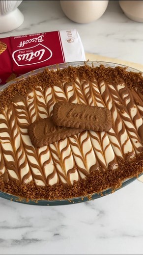 Recette tiramisu speculoos 500g de mascarpone 400g de crème liquide à 30 % 30 g de sucre glace 80 g de pâte de speculoos 1 paquet de biscuits spéculoos Fouettez le tout dans un bol jusqu'à obtenir une chantilly bien ferme . Mixez les biscuits et placez les au fond du plat. Mettez une couche de crème par dessus. Ensuite remettez une couche de poudre de speculoos et repettez celà jusqu’à avoir tout mis. Décorez comme vous souhaitez. Laissez au minimum 6 heures dans le frigo #tiramisu #lotus #specu