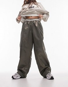 Topshop – Basketball-Hose aus Nylon in Khaki mit Jersey-Hosenbund | ASOS
