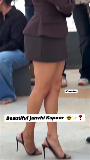Jhanvi Kapoor: Beauty in Bollywood