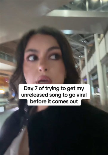 Out next Friday 🖤 #musicdiscovery #singersongwriter #francescaderose #newmusicfriday #independentartist