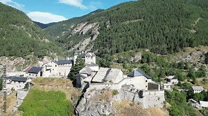 Vue aérienne panoramique du Fort Queyras au drone, château médiéval historique dans une vallée de montagne et rivière, Alpes, France, Europe