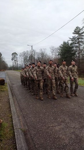 Bravo au peloton du @13e_regiment_du_genie pour cet exercice d'ordre serré en chantant.🇫🇷😍 👉L'exercice d'ordre serré fait partie de la discipline militaire qui permet la cohésion d'une unité. 👉La semaine prochaine, ce sera au tour du peloton du @12e_cuirs de dévoiler sa formation et la beauté de son chant. 💪🔥 #jeudiphoto #armeedeterre #formation #determination #nosjeunesops | 12e groupement d'instruction - 12e RCA